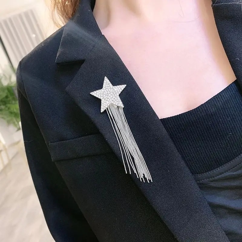Elegante spilla con nappe da donna, accessorio chic per giacche_voghion.com