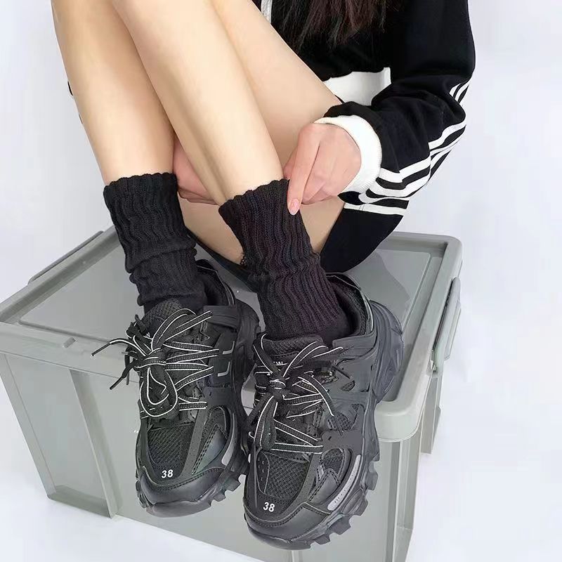 ネット赤の太い針の顔の値の高い筒の女性の春秋の靴下の湿っている白い長い筒の女性の靴下の純色の諸及び靴下業