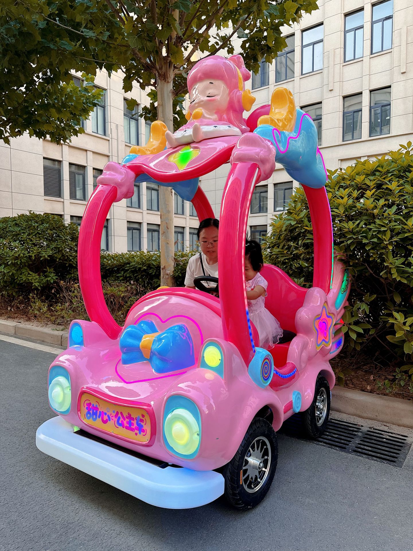 Carruaje de doble caballo cuadrado eléctrico luminoso coche de juguete parque de juegos coche de juguete avanzado coche de juegos para niños interiores