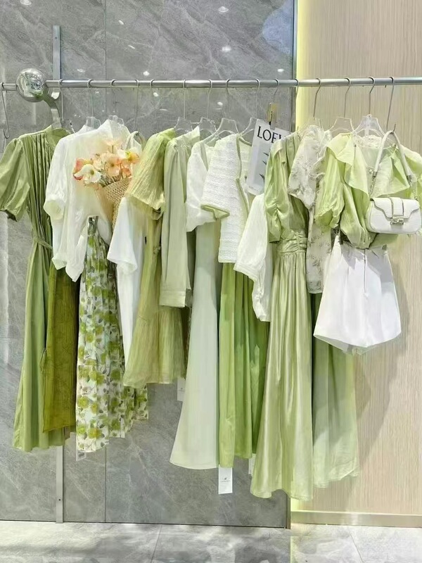 杭州四季清婦人服 2025 夏の新フォレストスタイル小さなクリア花柄ドレス女性のクリアランススカート卸売|undefined