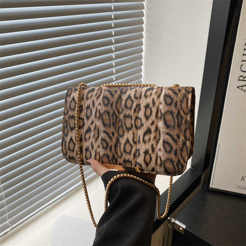 Estampado de leopardo de moda de este año 2024 invierno nuevo estilo ligero lujo textura banquete cadena estilo occidental pequeño bolso cuadrado bolso femenino
