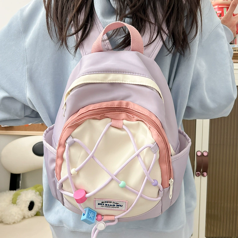 Маленькая свежая девушка маленькая школьная сумка выходит на весенний тур