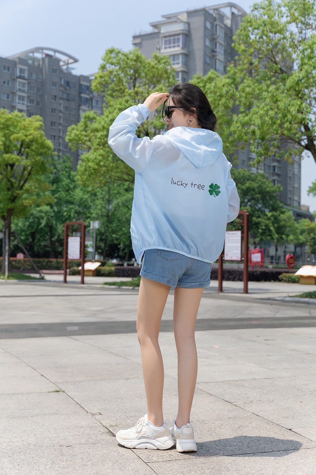 蓝色后背四叶草