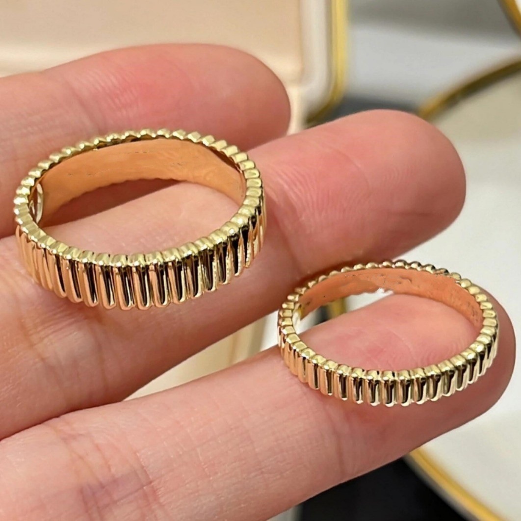 Anelli delicati impilabili bicolore, set di stratificazione in metallo misto di tendenza, fasce sottili minimaliste in oro e argento, simboli di stelle iniziali incisi, impilabili da 3 a 5 pezzi, moda_voghion.com