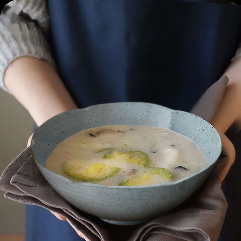 Tacos de arroz de cerámica con pétalos japoneses de montaña y río. Nuevos platos chinos Kwai Kou. Tacos simples y elegantes.