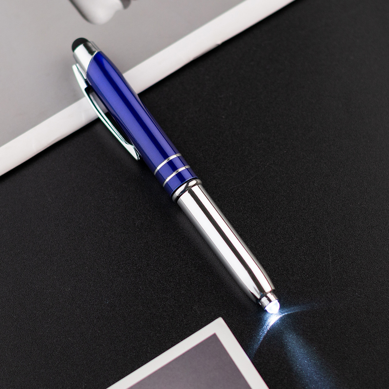 Pluma de lámpara metálica multifuncional pluma táctil de capacitancia de escritura a mano pluma táctil LED creativa publicidad regalos pluma táctil al por mayor