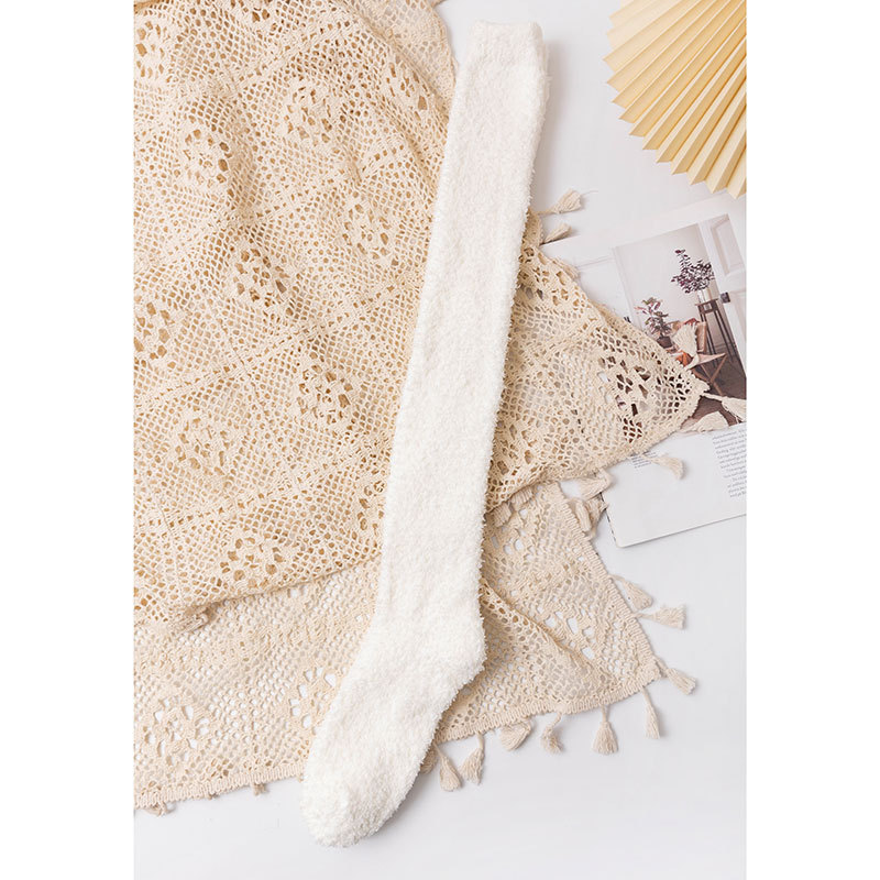 Medias de mujer sobre la rodilla calcetines altos cálido otoño e invierno Nuevos calcetines de terciopelo de coral de color sólido para mujer engrosados calcetines de dormir en casa