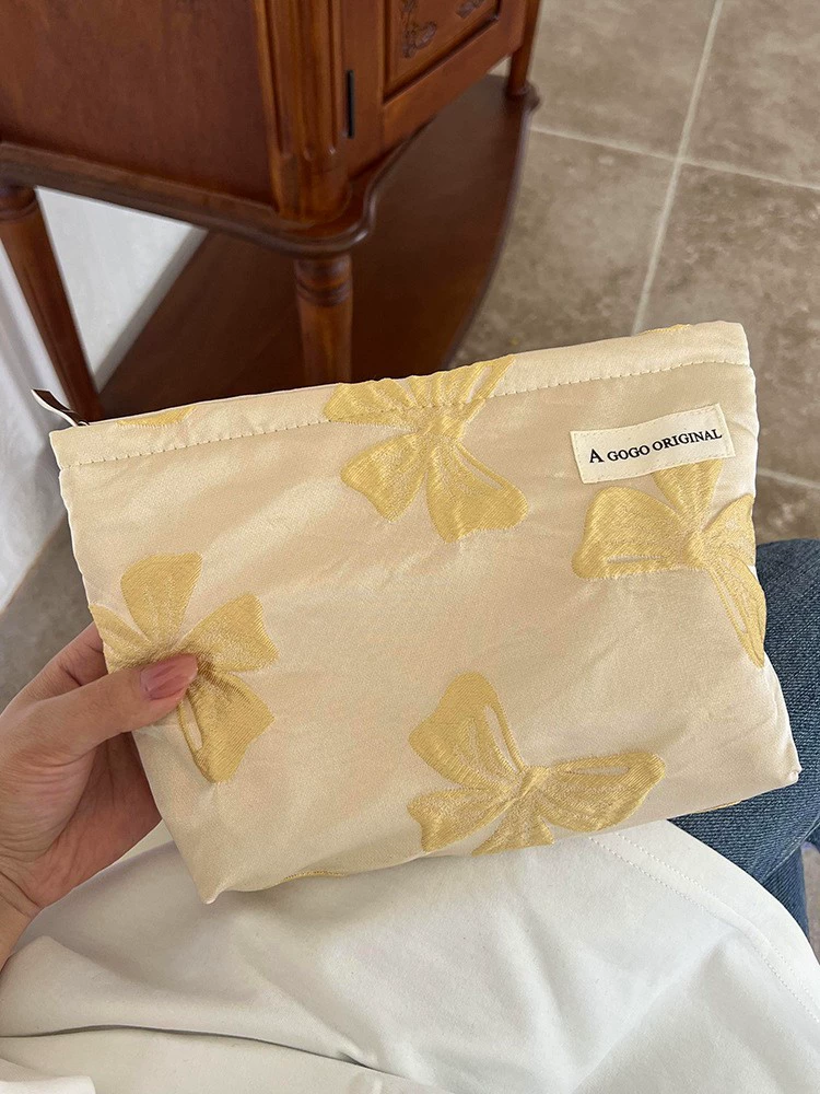 Capacious cosmetic bag, three‑dimensional travel organizer with zipper, stylish printed patterns