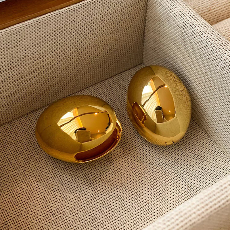 Europa y América oro oval bola grandes pendientes hembra nicho diseño de alto grado frío estilo exagerado metal hebilla oreja