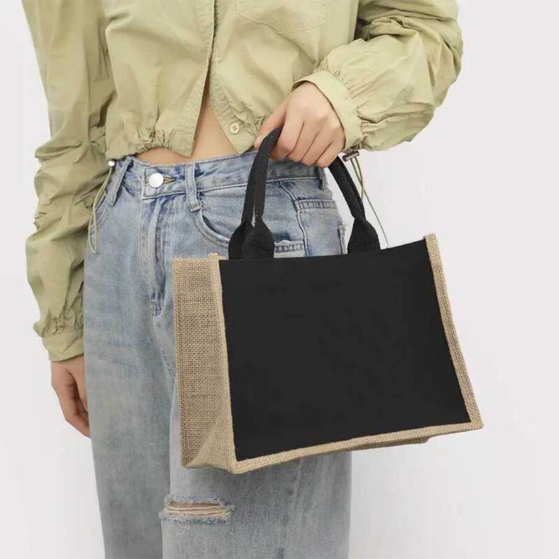 現物の麻の袋と同じ黄麻のショッピングバッグのプレゼントのレトロな亜麻の手提げ袋の空白の手描きの麻の布のカバンは注文します。|undefined