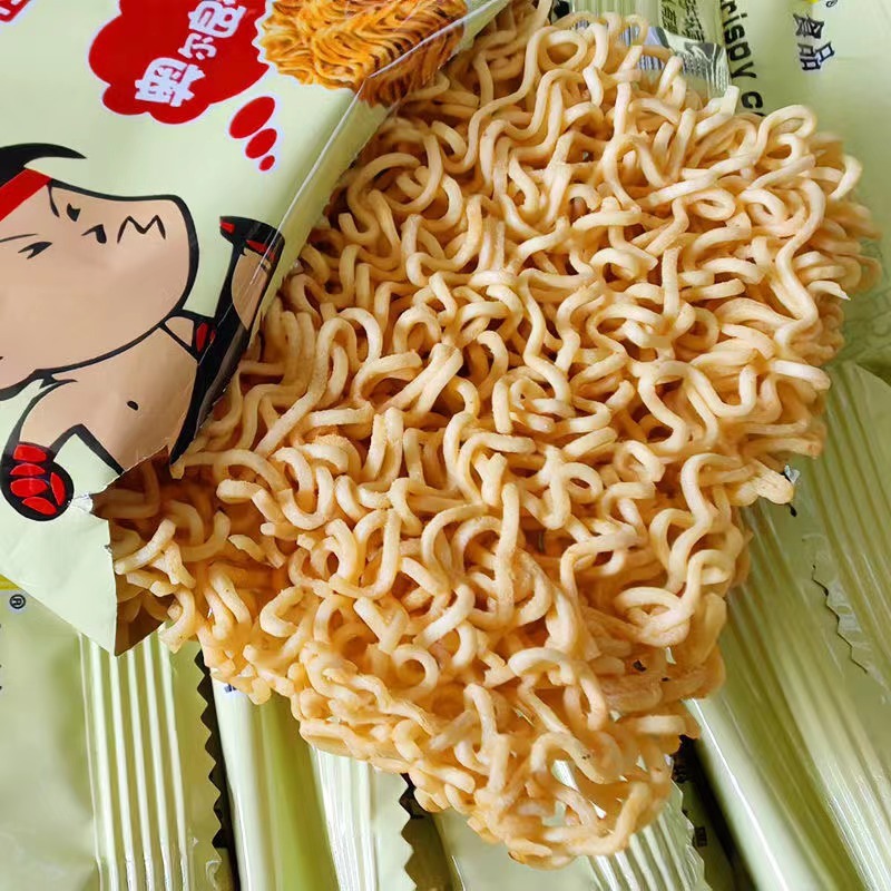 脆い司令官の乾燥麺豫竹のインスタントラーメンの袋の中の手のひらの麺の乾燥麺の懐かしい間食のインスタント食品|undefined