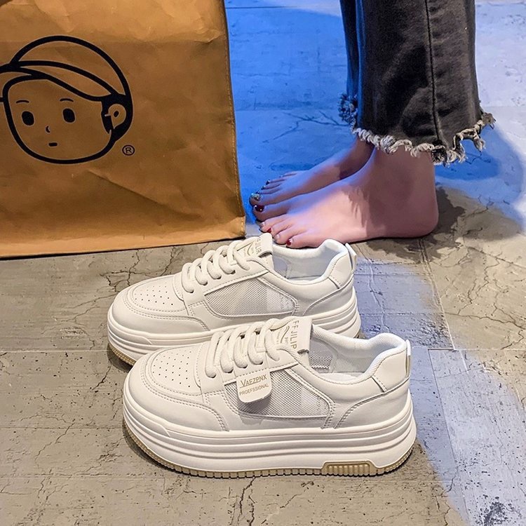 Pequeños zapatos blancos para mujeres primavera y verano 2024 nuevos zapatos de estilo universal zapatos de suela gruesa zapatos casuales de malla transpirables zapatos de mujer
