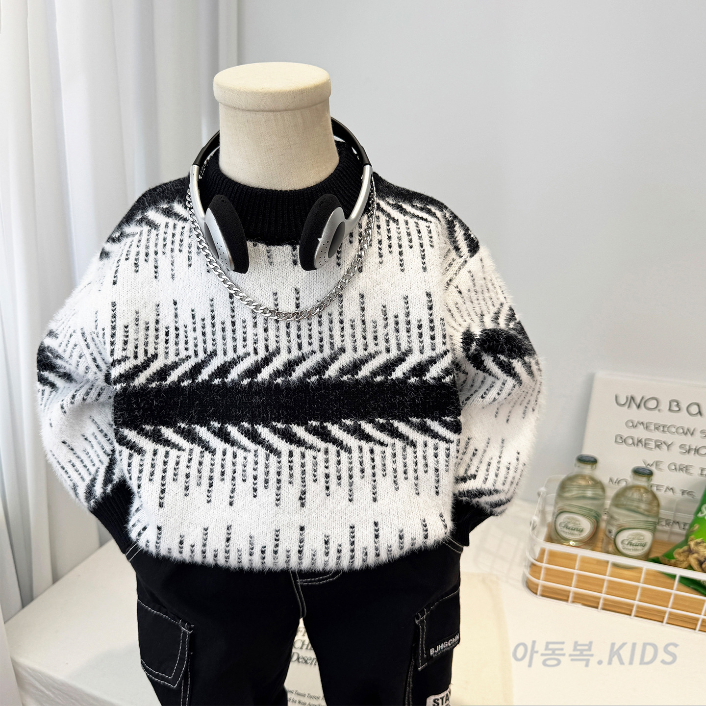Boys' striped sweater, autumn/winter 2026 new cross-border style, trendy and cool, loose-fitting knitwear, stylish knit top for children.