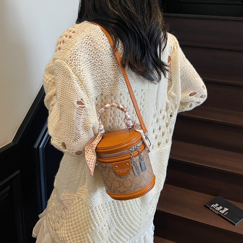 Bolsos de mujer transfronterizos Bolsos de moda Bolsos de cubo de ocio 2025 Bolsos de hombro de nueva tendencia Bolsos de mensajero de textura avanzada