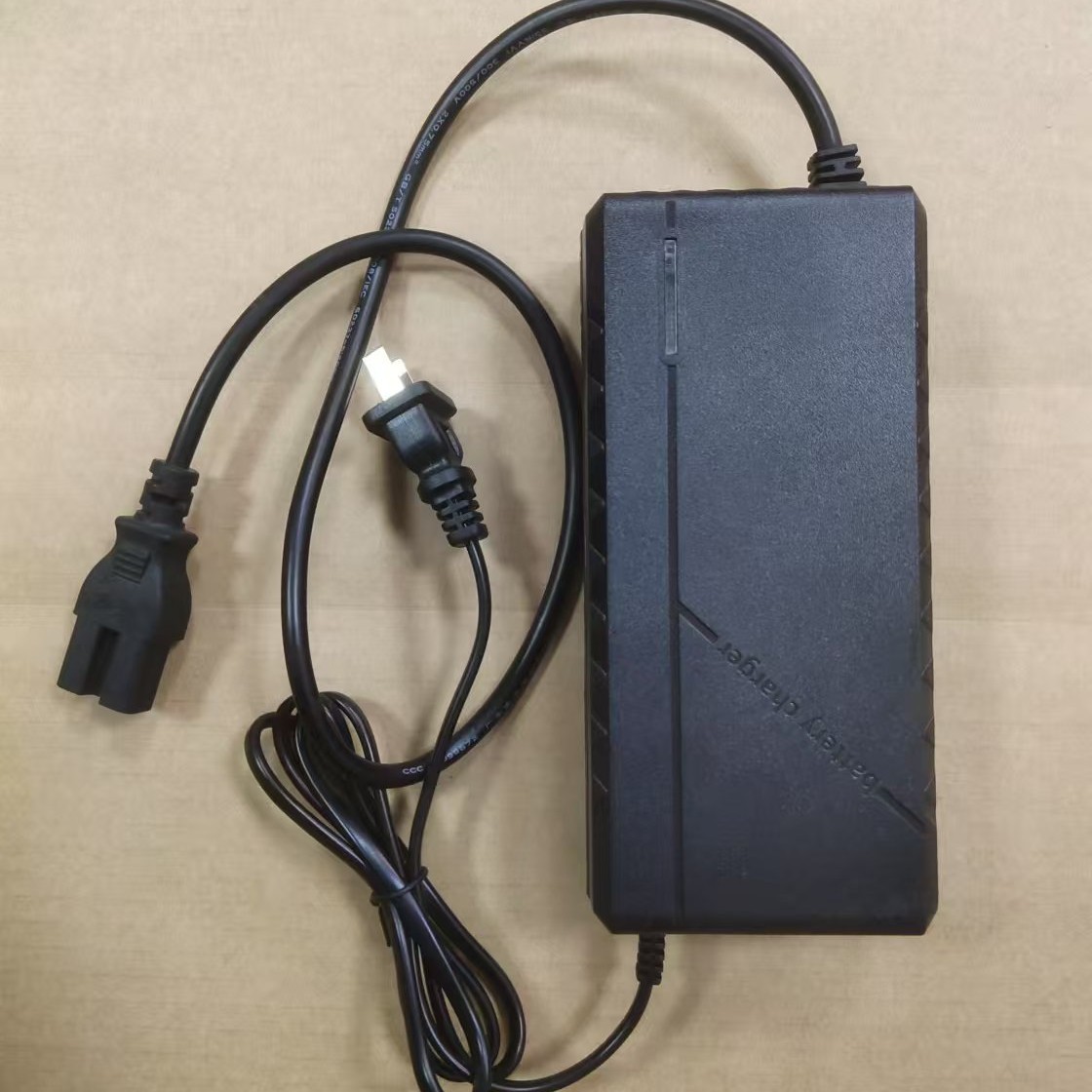 36V2-3A智能电动车充电器 锂电池铁锂电池充电器 铅酸电车充电器