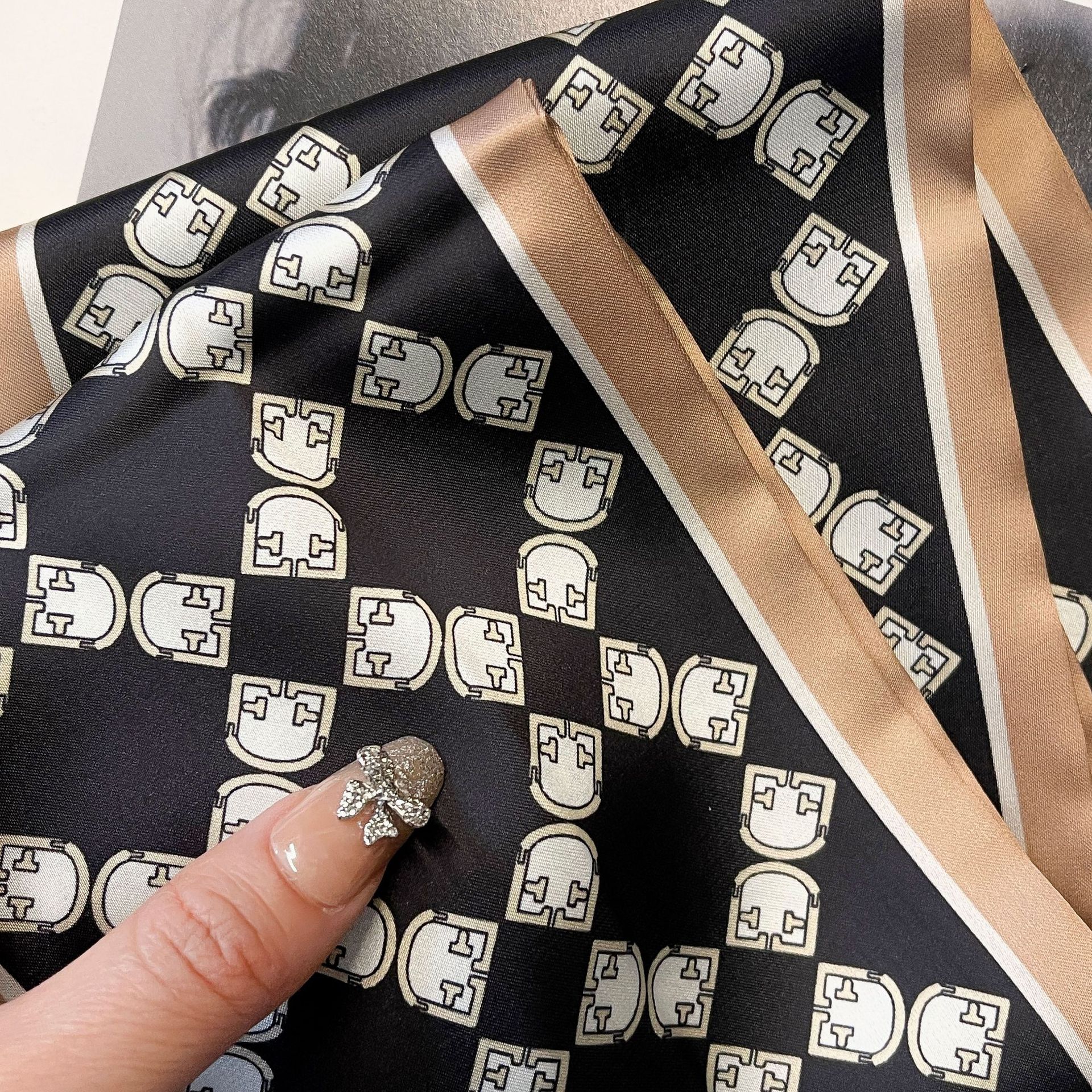 Seidenschal im Damenstil, koreanische Version, doppelseitig, 2022, simulierte Seide, Geometrie, Druckband, modisch, vielseitig_voghion.com