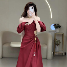 一字肩敬酒服新娘晨袍新款高级感轻奢小众订婚晚宴主持人礼服裙女