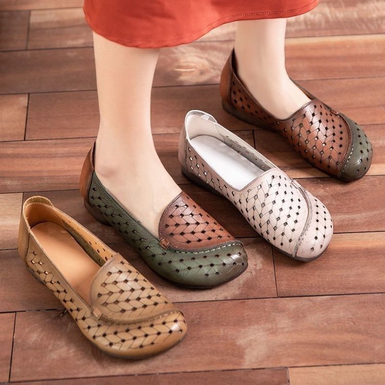 2026 primavera y verano nuevos zapatos de madres de mediana edad sandalias de cuero suave retrógrado respirado anti-deslizante zapatos agujeros planos