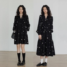 黑色复古灯芯绒连衣裙女长袖绣花高腰A字裙2025春季新款