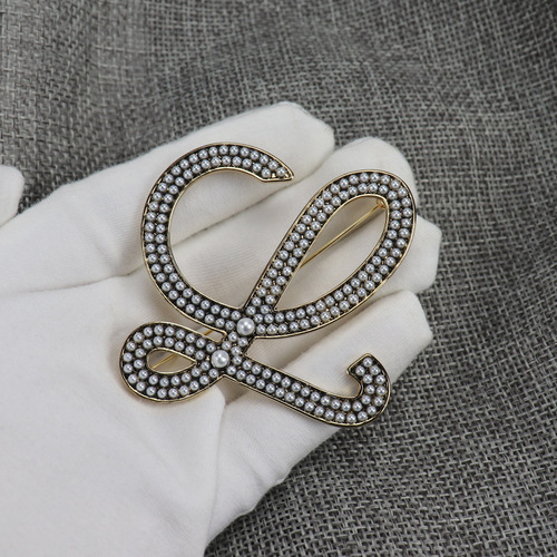 New Letter Pearl Retro Brooch for the Luo Family with Engraving