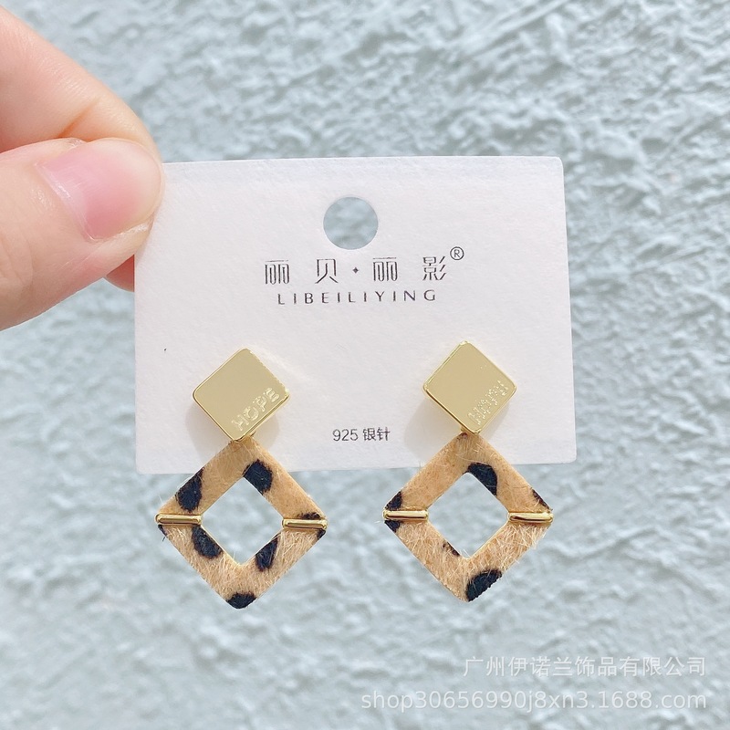 丽银/丽贝丽影早秋新款豹纹马毛系列棕色耳环几何造型925银针耳饰|undefined