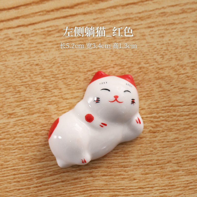 왼쪽에 누워있는 고양이_레드