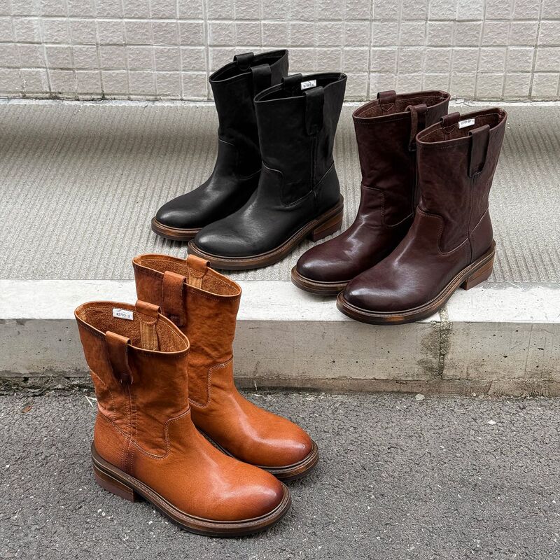 New autumn/winter collection: women’s retro-style Martin boots with a round toe, distressed finish, thick sole, and slip-on design, perfect for a versatile, British-inspired look