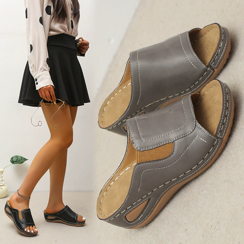 Внешняя торговля Трансграничные пляжные тапочки на толстой подошве с открытым носком Женские летние легкие европейские и американские сандалии на танкетке из полиуретана 2023 года