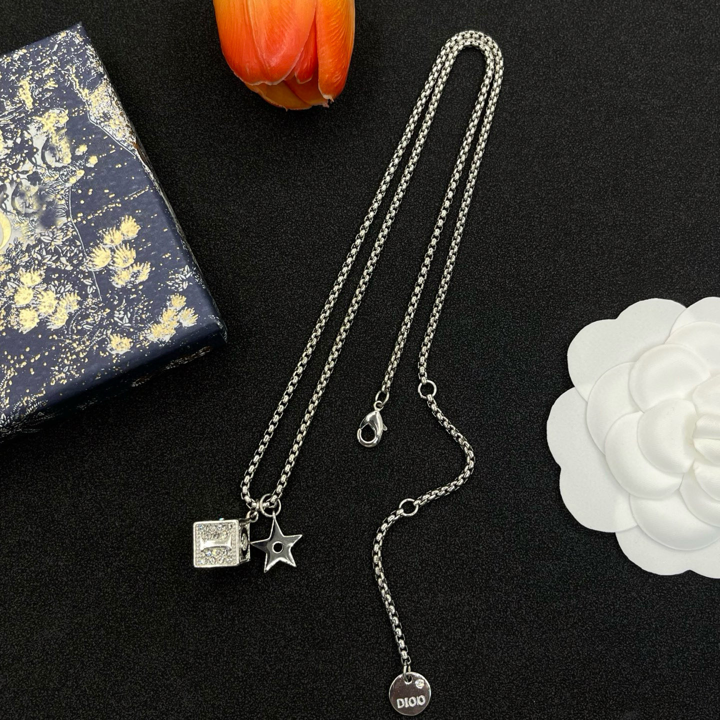 Bijou talisman de protection 2025, nouveau collier en laiton pour femmes, vente en gros, bijou de niche inaltérable, style Instagram, pendentif carré plaqué or._voghion.com