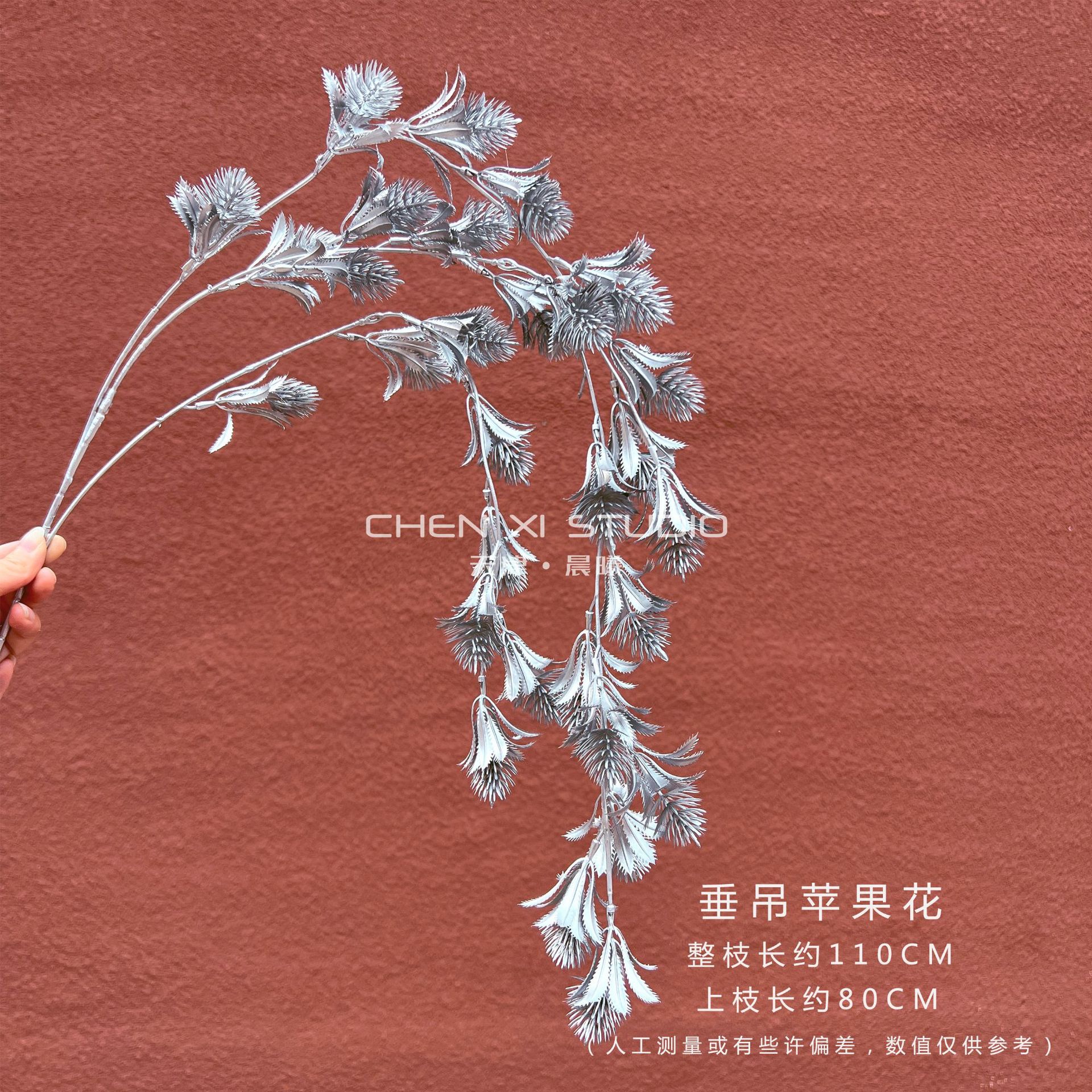 매달린 사과 꽃