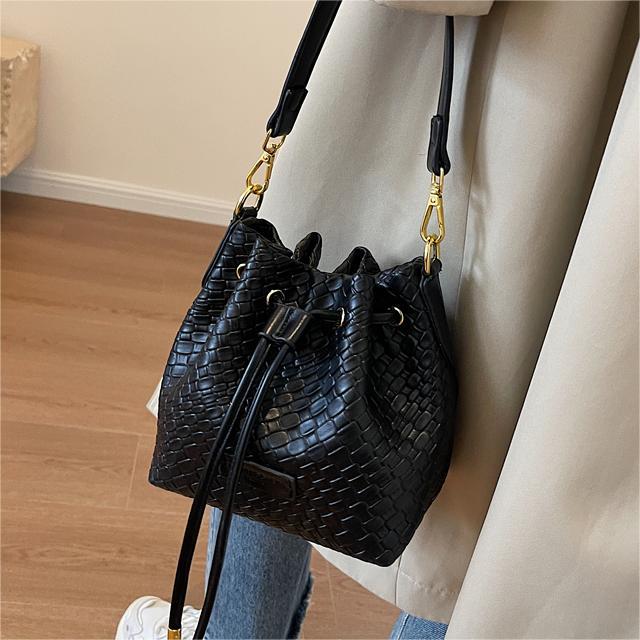 Nicho tejido bolsa de moda del todo fósforo para las mujeres 2023 nuevo retro cubo bolsa de alto grado sensible expreso popular bolsa de hombro