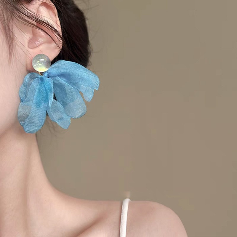 Atmósfera de hadas junto al mar Pendientes de gasa azul Diseño de nicho Pendientes de alta gama Temperamento suave Joyería de oreja de estilo de vacaciones