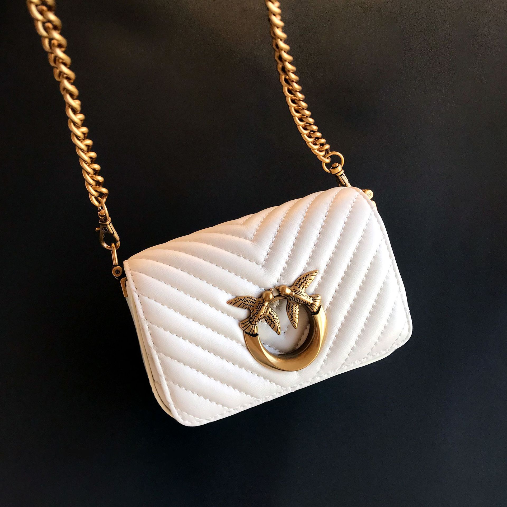 2023 nuevo bolso femenino de un solo hombro con cadena de sobre rojo de cuero súper mini mini clásico