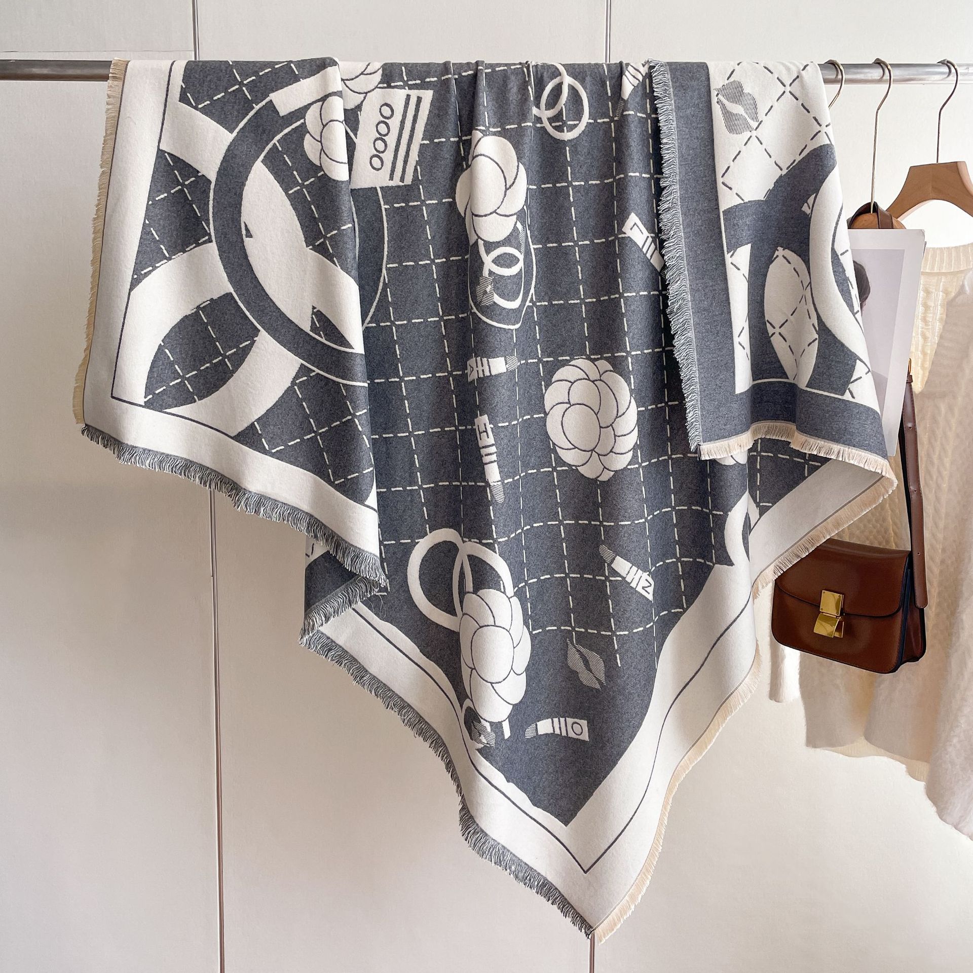 2023 nueva tela escocesa geométrica estilo Chanel bufanda cuadrada de Cachemira de doble cara bufanda exterior caliente con aire acondicionado