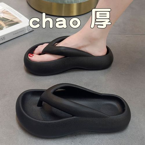New thick-soled flip-flops for women in summer, she is wearing simple ins trendy beach sandals for women