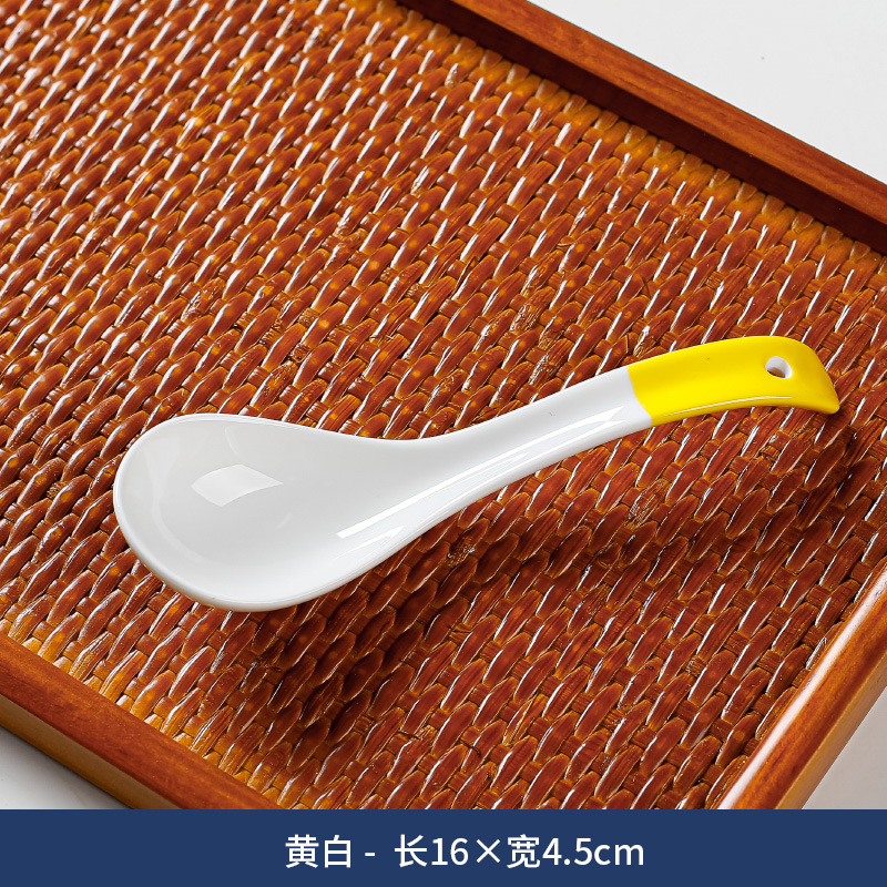 Cuchara de sopa pequeña de estilo japonés cuchara de cerámica azul y blanca creativa hogar engrosada mango curvo anti-escaldado comiendo cuchara de sopa al por mayor