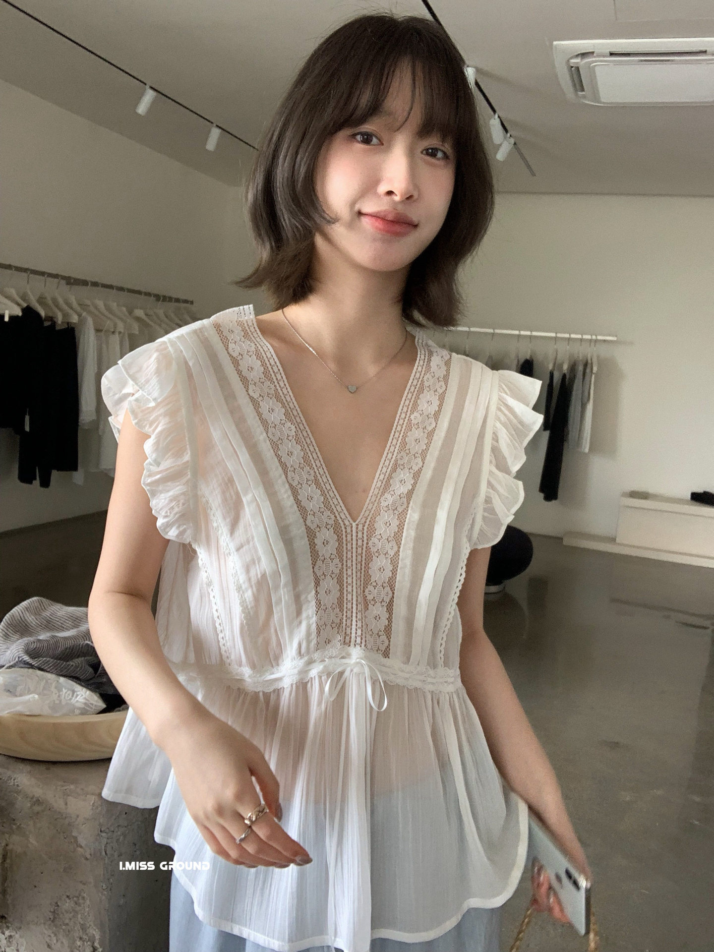 Áo sơ mi nữ cổ V ren hoa xếp tầng thêu hoa tay dài eo thắt dây — Xanh da trờicolor, màu trắng chi tiết 5