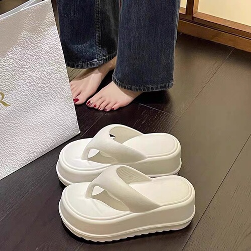 Simple flip-flops for women—summer outdoor wear, with a squishy feel, non-slip, chunky-soled, high-heeled sandals perfect for beaches and seaside.
