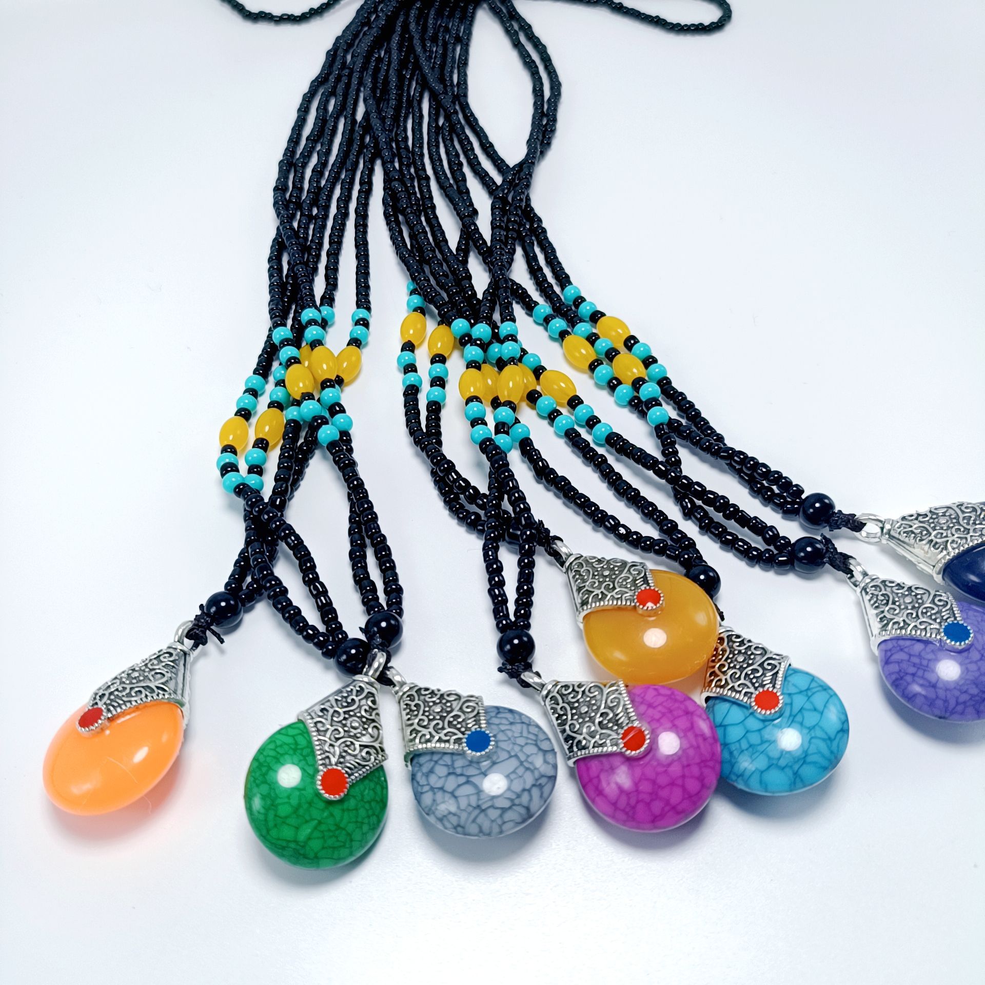 Event gift: Imitation amber pendant, long beaded sweater chain, Bingbing's live stream source, jewelry manufacturer.