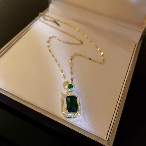 Square zircon high-end light luxury geometric titanium steel necklace retro niche design high-end temperament clavicle chain