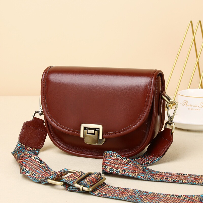 Vintage saddle bag high-end sense bag niche design women's bag 2022 autumn new messenger bag shoulder bag wholesale