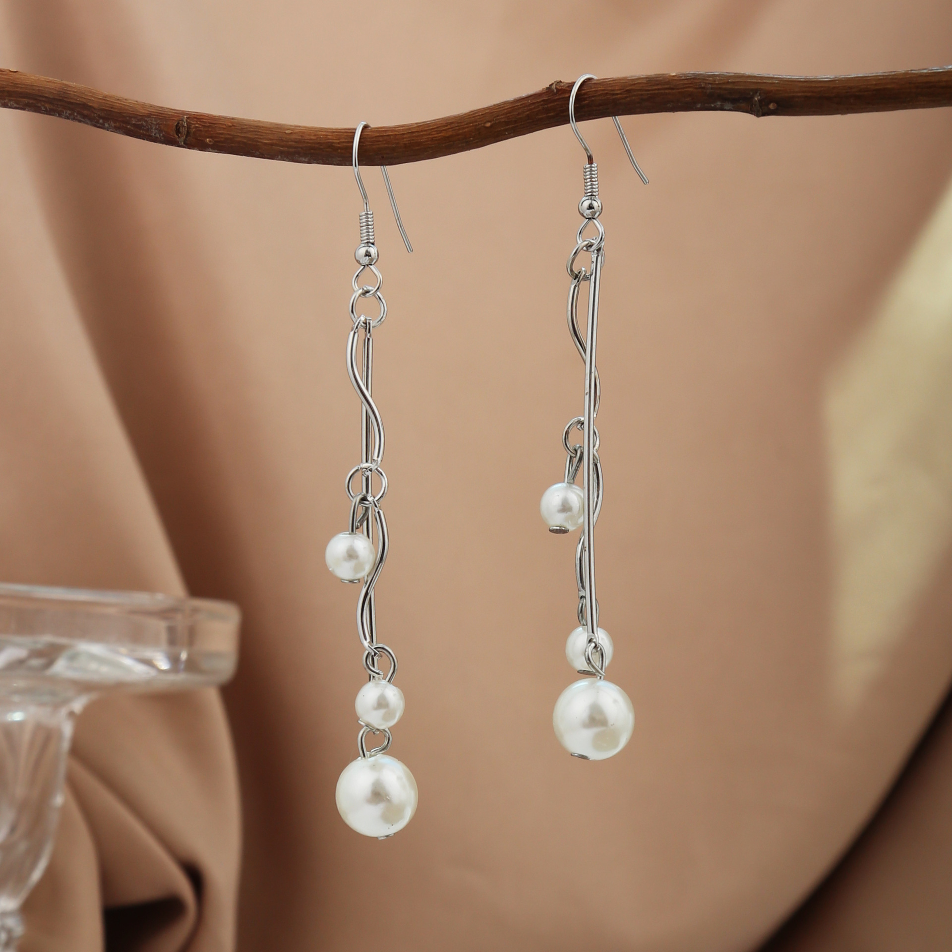 Pendientes de pétalos blancos de estilo coreano de alta gama con elegantes borlas de flores transparentes y perlas.