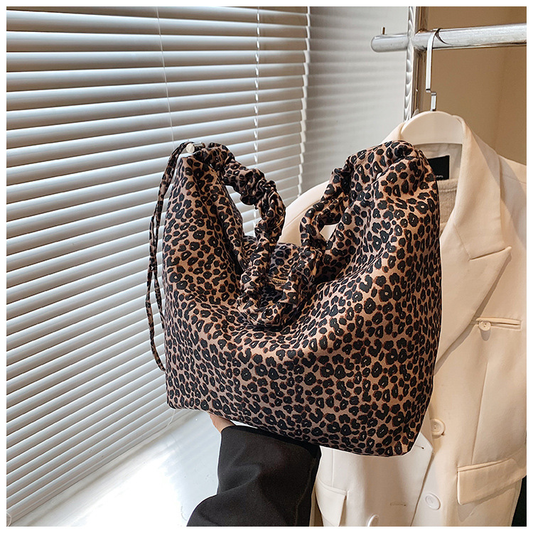 Leopard print women's tote large capacity crossbody bag, 2024 new casual canvas college student fashion class bag_voghion.com