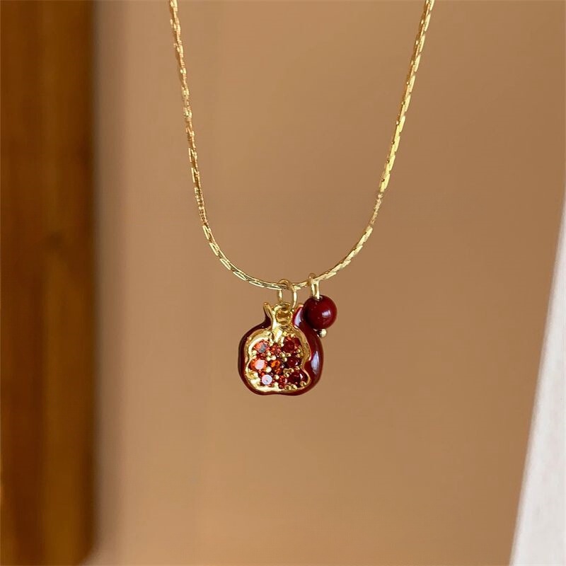 "Under the pomegranate tree" autumn and winter vintage Ancora red pomegranate necklace pendant versatile clavicle chain sweater chain accessories