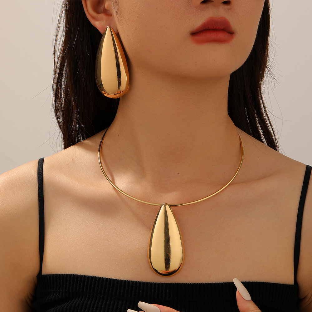 Europa y los Estados Unidos ventas calientes de viento frío oro gota colgante collar conjunto de pendientes de nicho diseño de moda