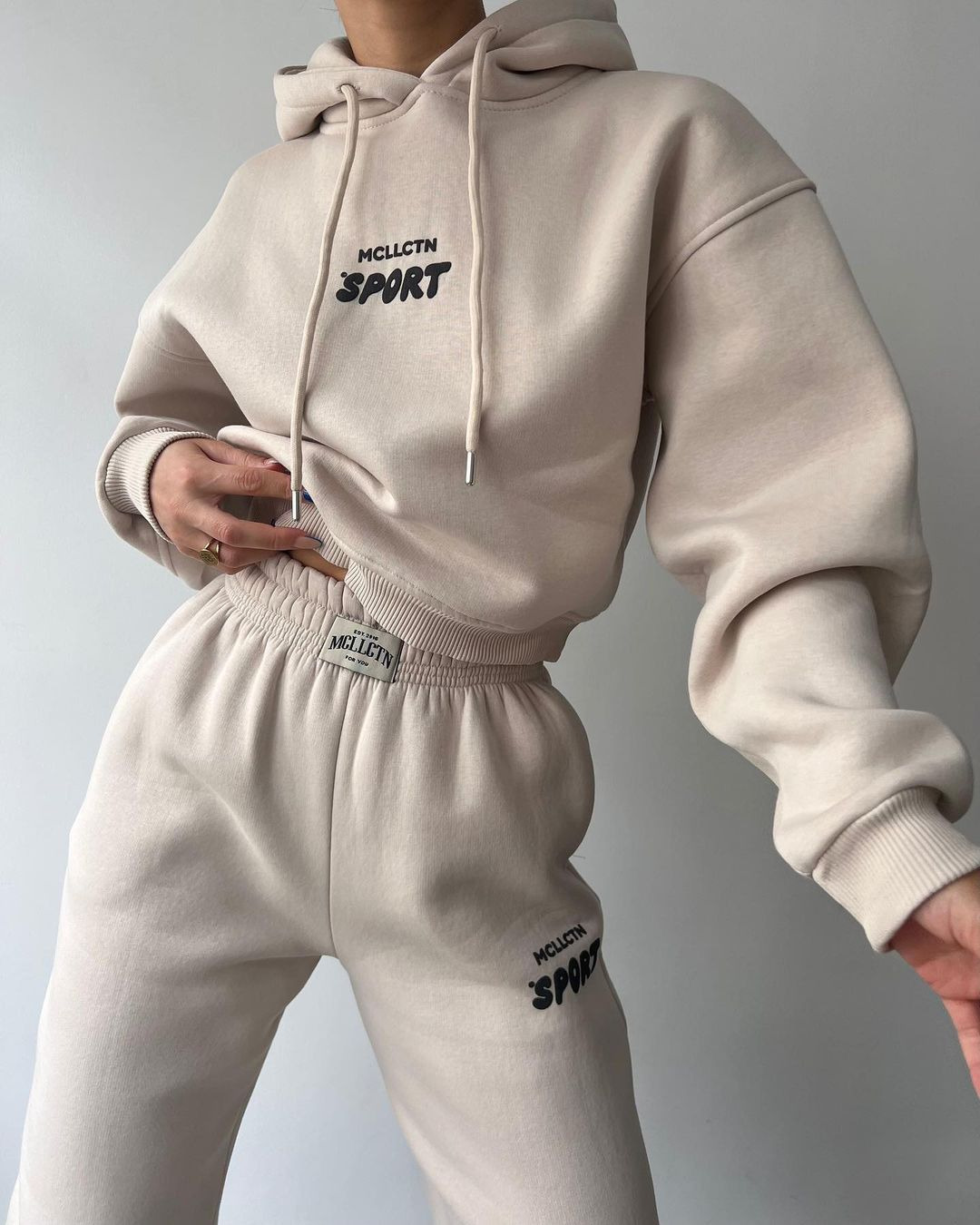 2024 Herbst/Winter neues lässiges Plüsch-Langarm-Kapuzenpullover- und Hosen-Set mit bedrucktem Kapuzenpullover_voghion.com