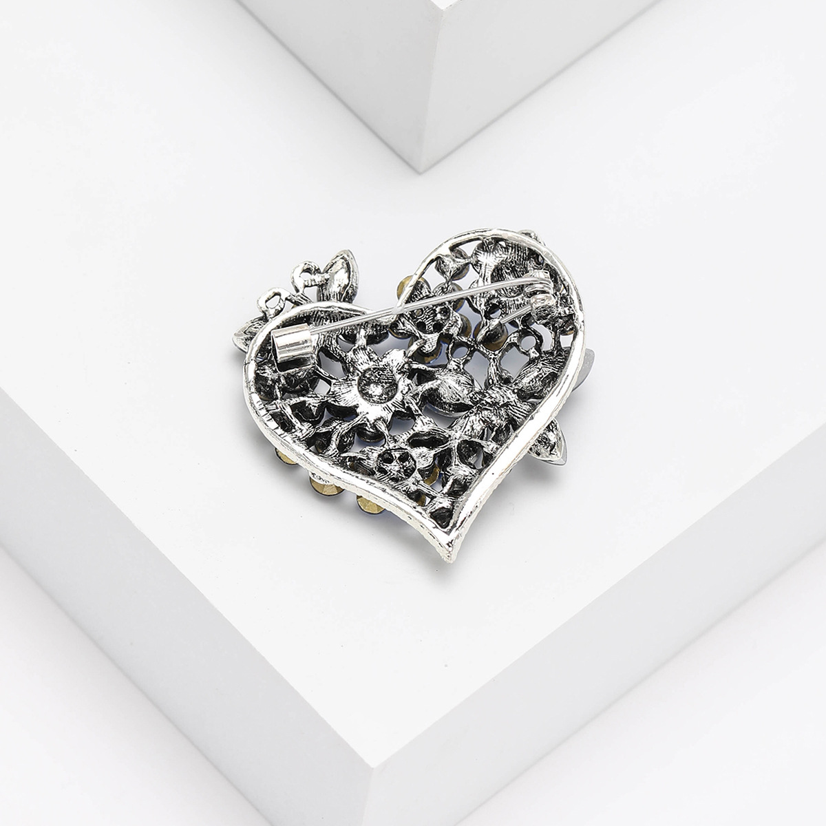Women's Gender Casual, Elegant, Lady Style Casual Elegant Lady Pin Heart Shape Alloy Women's Brooches