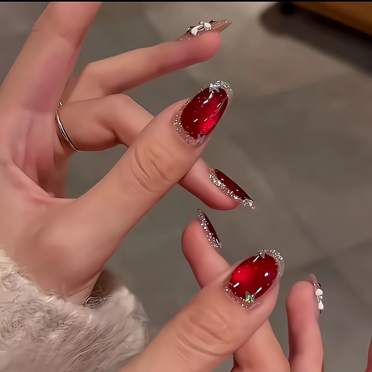 2026 Año Nuevo usar uñas hechas a mano león relieve tridimensional ojo de gato rojo temperamento clareador de uñas