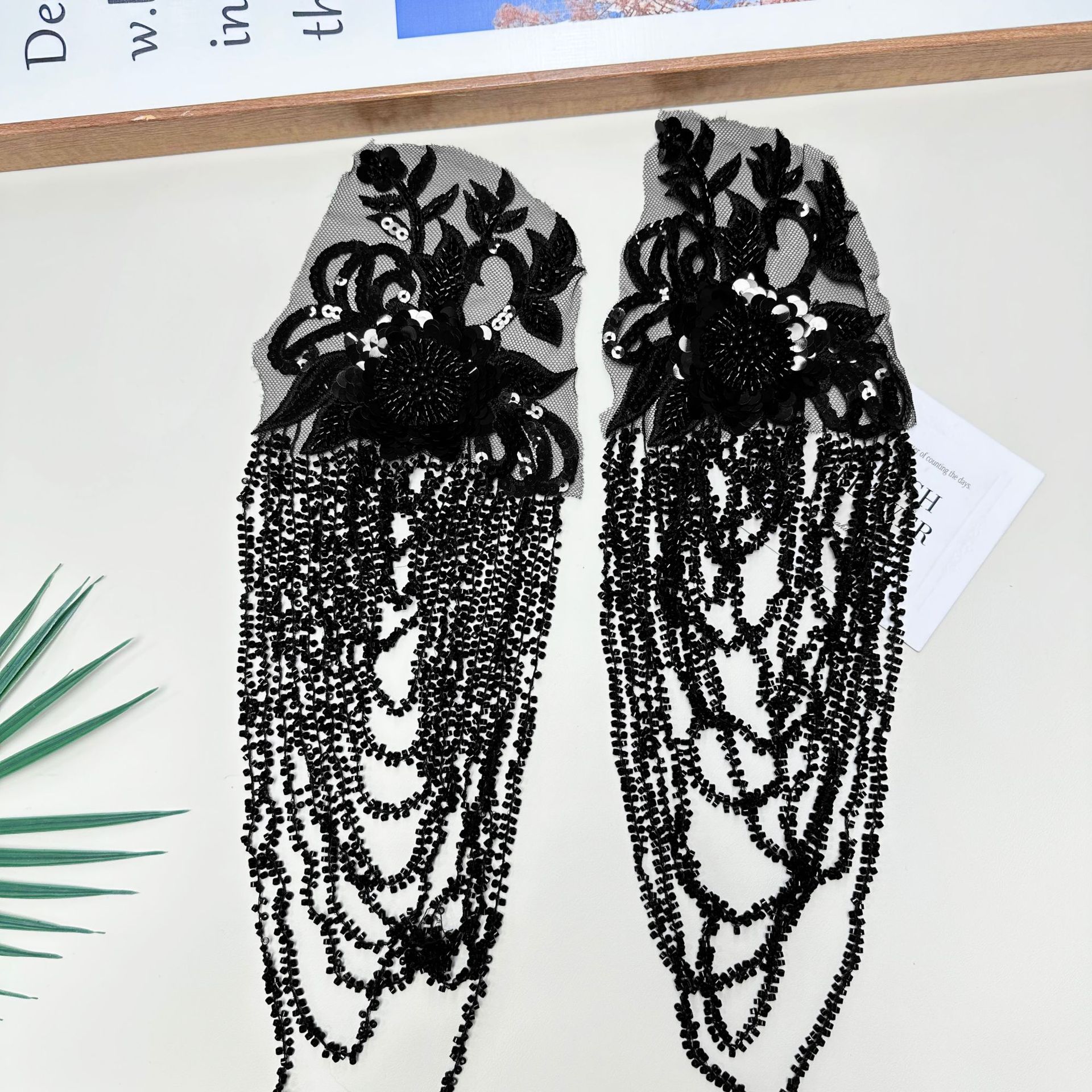 Clavos pesados de estilo europeo y americano con perlas de bordado de perlas negras vestido de hombro cadena esclava de escenario accesorios de decoración