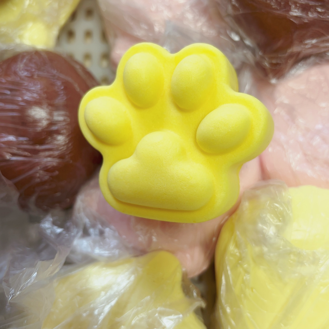 젖은 부드러운 발 1개는 천천히 반동합니다.